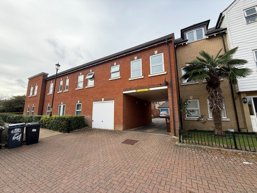 Lot: 64 - THREE-BEDROOM SPLIT LEVEL MAISONETTE - Front aspect of property from street